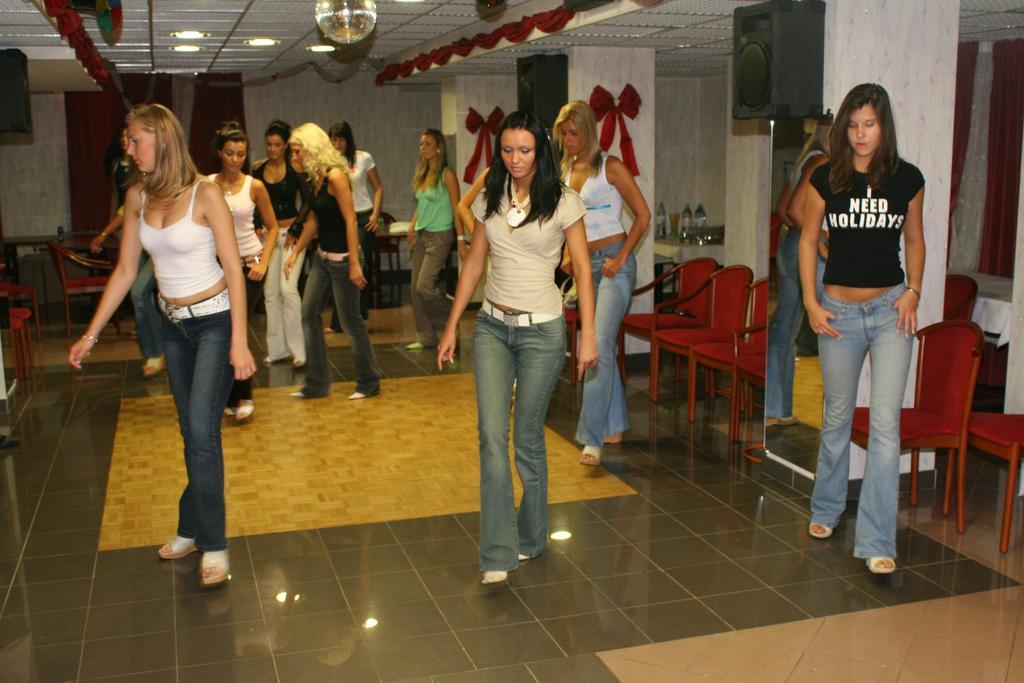 Hotel Krona Domzale Bagian luar foto